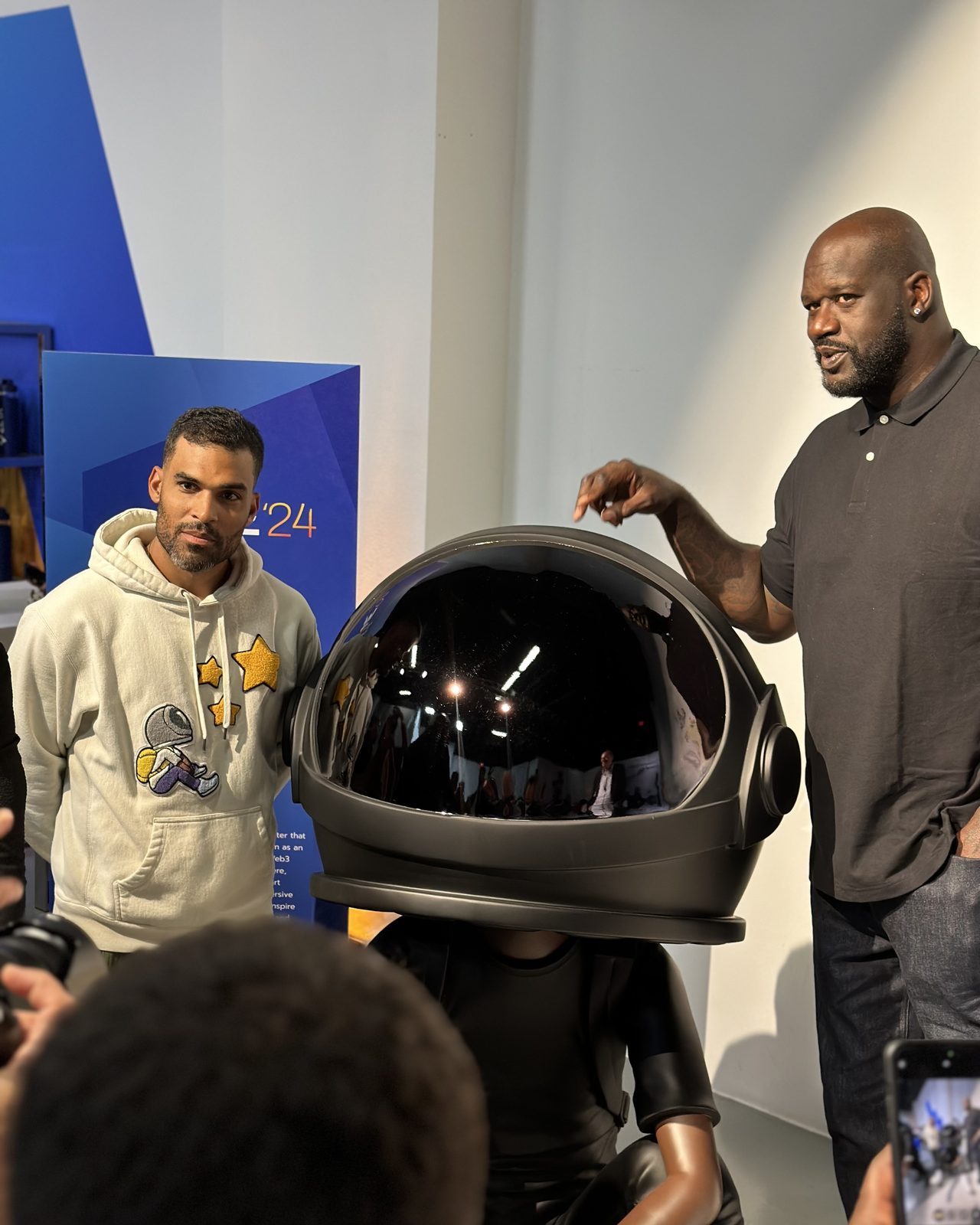 Shaquille O'Neal with Micah Johnson's Aku Dreamgazer sculpture